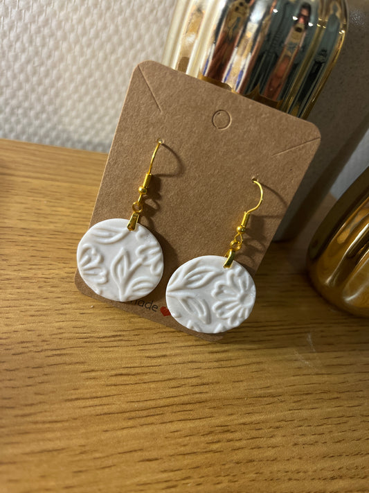 Boucle d’oreille, ronde relief floral.